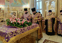 Митрополит Даниил совершил Литургию в Крестопоклонную неделю в курганском кафедральном соборе