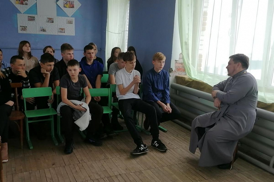 В Зауралье сельский священник говорил с детьми о вредных привычках