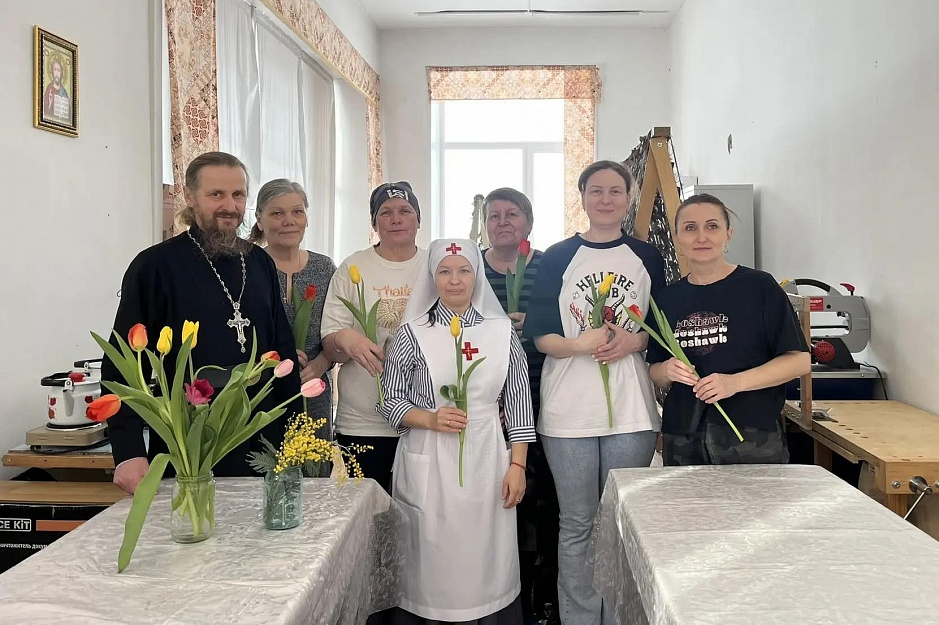 В Порт-Артурском храме женщинам подарили цветы