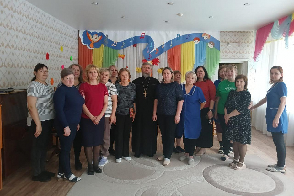 Курганский священник встретился с коллективом детского сада в микрорайоне Рябково