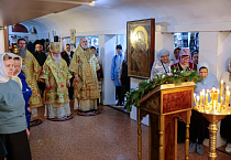 В Покровском храме Кургана собор архиереев совершил Литургию