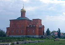 Купол строящегося храма в райцентре Половинное одевается в зеленое железо