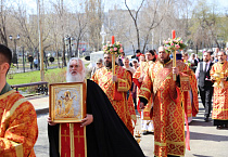 В главном соборе Кургана началась раздача Благодатного огня