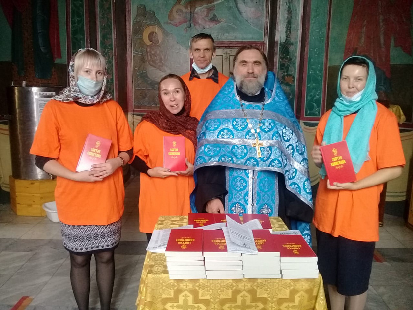 Курганские волонтеры провели акцию «Евангелие в каждый дом»