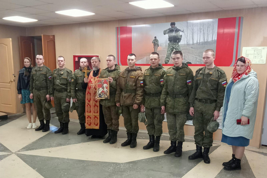 Курганский священник совершил пасхальный молебен в облвоенкомате