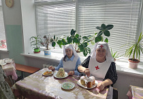 Курганские журналисты накануне Пасхи посетили приходскую социальную столовую