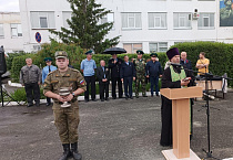 В Кургане священник благословил призывников на доблестную армейскую службу