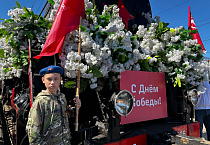 Воспитанники православной гимназии встретили «Поезд Победы» на вокзале Кургана