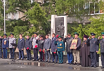 Курганский священник принял участие в митинге в честь Дня пограничника
