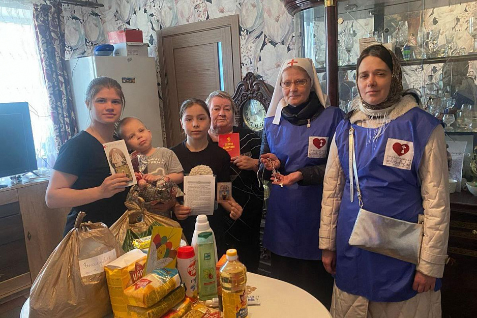 В Кургане «Экипаж Милосердия» в апреле побывал в 10 многодетных семьях