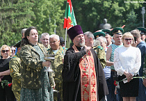 Курганский священник окропил святой водой участников митинга в честь Дня пограничника