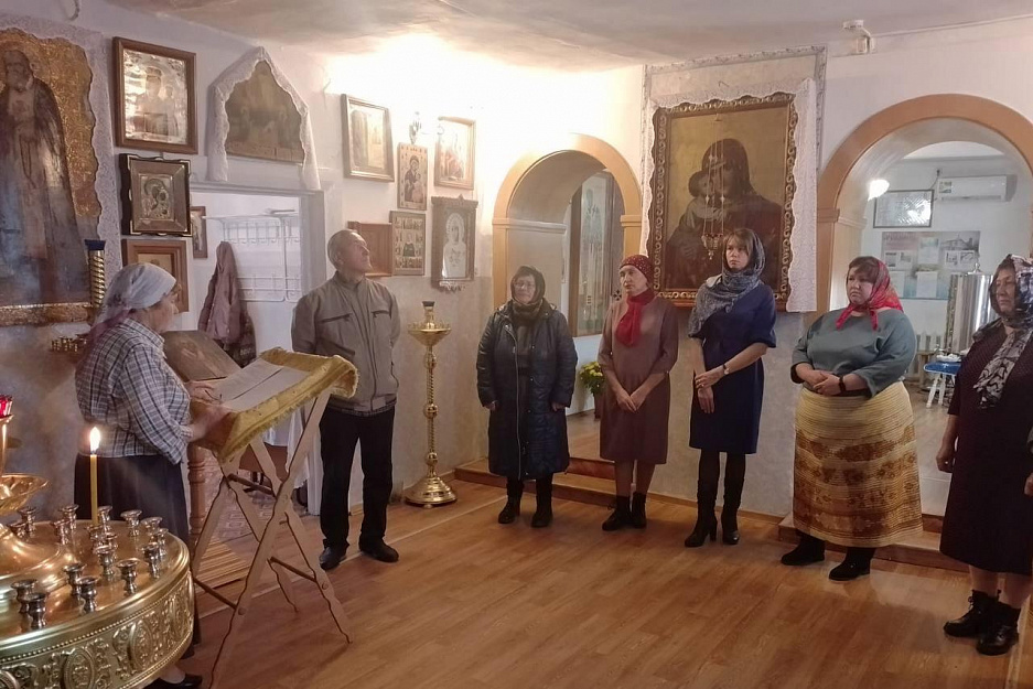 В Варгашах Успенский храм посетили библиотекари и «серебряные волонтёры»