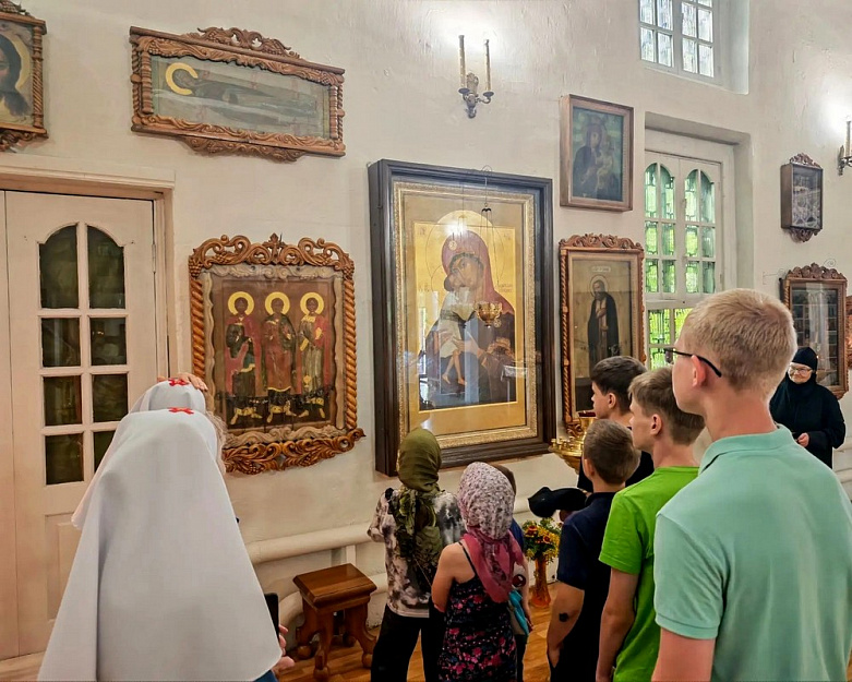 Воспитанники курганского ОСРЦ посетили храм Рождества Христова