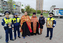 В Кургане священники совершили молебен святителю Николаю Чудотворцу на аварийном перекрестке