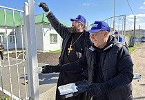 Коллектив курганского отделения Газпрома привёл в порядок территорию воскресной школы