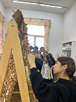 Ученики курганской школы помогают сёстрам милосердия в изготовлении окопных свечей и маскировочных сетей