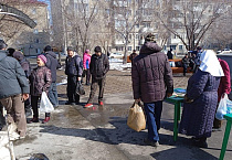 В курганском сквере милосердия священники проводят беседы с нуждающимися