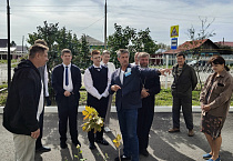В Курганском госпитале первый учебный день ознаменовали высадкой кустов роз