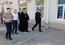 Митрополит Даниил в Кургане освятил новый офис «Единой России»