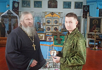 В Зауралье священник вручил юнармейцам шевроны с изображением небесного покровителя