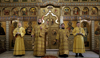 Литургия в кафедральном соборе в воскресный день