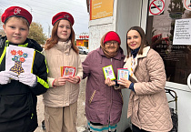 В Кургане школьники изготовили поздравительные открытки и передали их прихожанам Пантелеимоновского храма