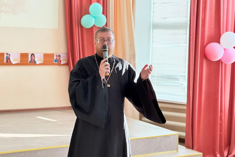 Курганский священник посетил концерт в школе №41