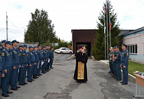 В Кургане священника поблагодарили за  духовное воспитание сотрудников МЧС