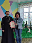 Священник из Петухово наградил участников театрального фестиваля