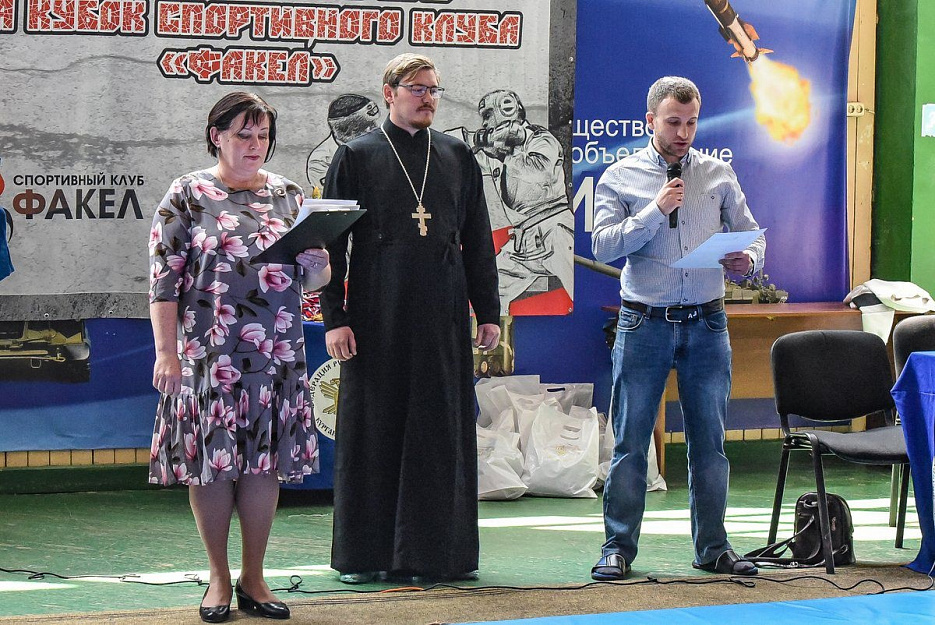 Курганский священник приветствовал участников турнира по рукопашному бою