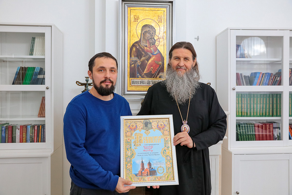 Митрополит Даниил наградил грамотой православного волонтера Евгения Измайлова