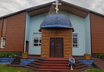 В сельском храме Зауралья сделали  крыльцо с современным покрытием