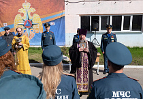 В Кургане священник поздравил огнеборцев с юбилеем пожарной охраны