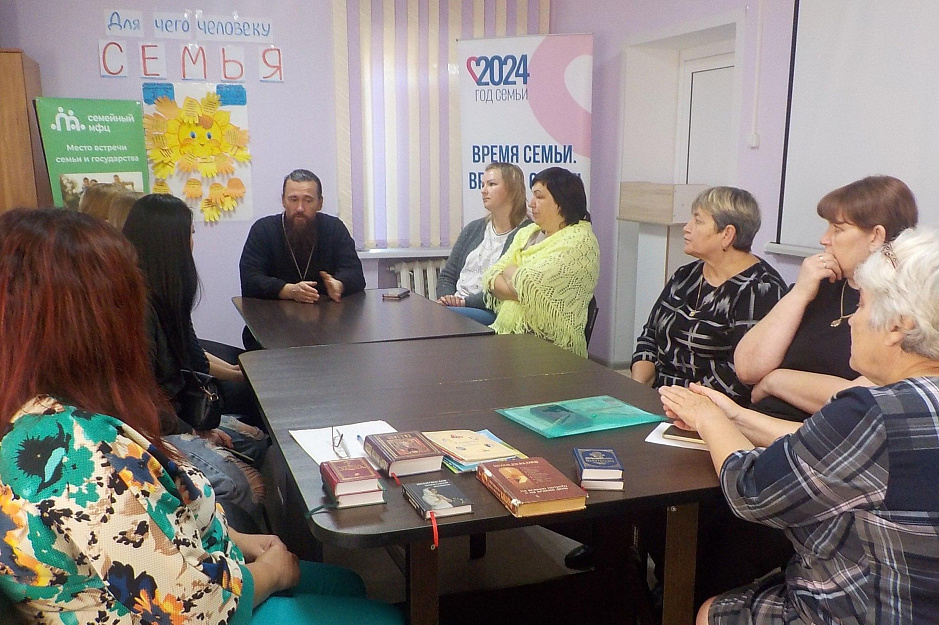 В Варгашах священник участвовал в разговоре на тему «Для чего человеку семья?»