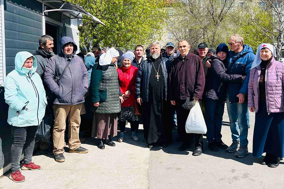 В курганском «Сквере Милосердия» нуждающимся ежедневно раздают по 50 булок хлеба