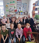 В Зауралье сельский священник в библиотеке рассказал 4-классника о православной книге