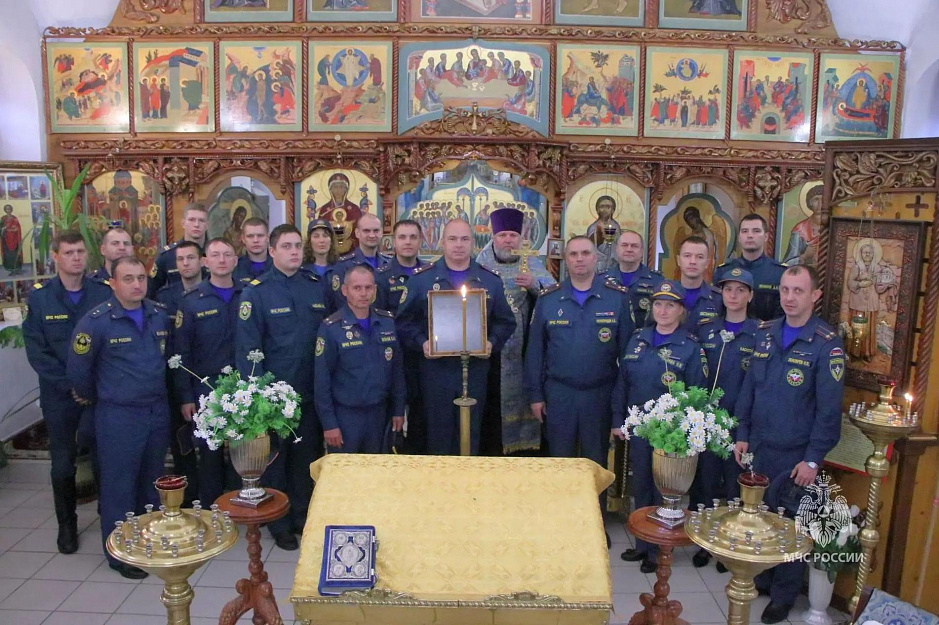 Сотрудники МЧС России помолились в Пантелеимоновском храме Кургана