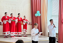 Курганский священник посетил концерт в школе №41