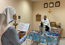 В медицинских учреждениях Кургана освятили воду к празднику Крещения