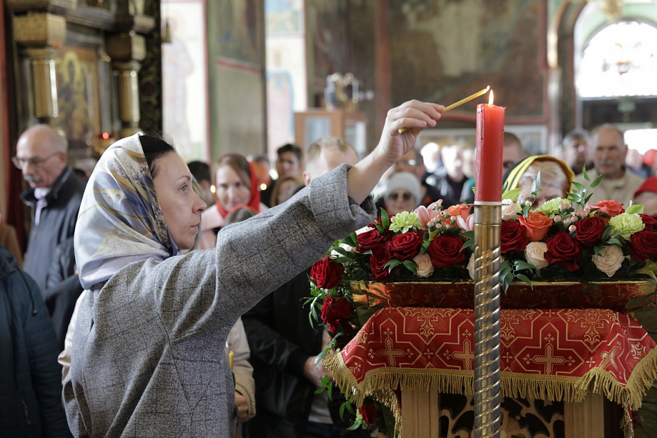 В главном соборе Кургана началась раздача Благодатного огня