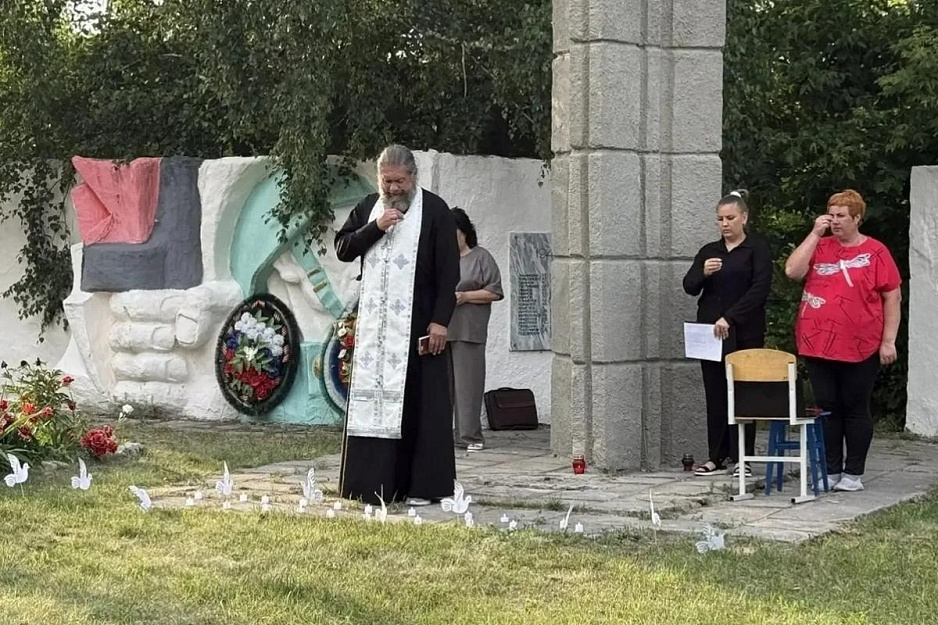 В День памяти и скорби священник села Садовое принял участие в памятной церемонии
