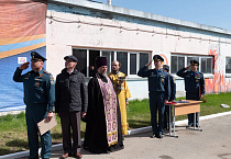 В Кургане священник поздравил огнеборцев с юбилеем пожарной охраны