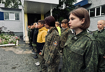 В Кургане по инициативе священника в школе провели акцию «Роза памяти»
