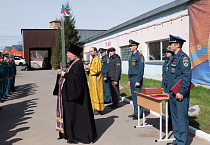 В Кургане священник поздравил огнеборцев с юбилеем пожарной охраны