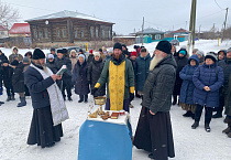 В селе Глядянском освятили новые купола и водрузили их на строящийся храм