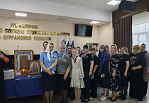 В Кургане священник благословил судебным приставам икону Иверской Божией Матери