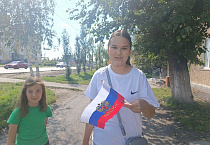 В Кургане гимназисты дарили горожанам российские флажки