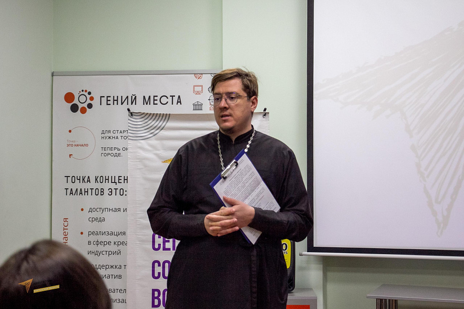 В Кургане священник выступил на курсах  советников директоров по воспитанию