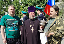 Курганский священник окропил святой водой участников митинга в честь Дня пограничника