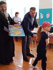 В сельской школе Зауралья священник поздравил учеников и учителей